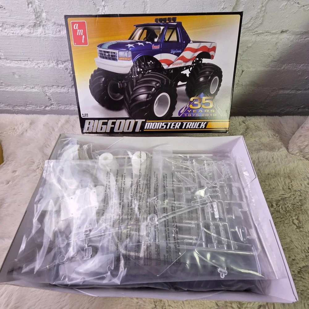 AMT Bigfoot Monster Truck 35th Anniversary 1/25 Scale Model Kit AMT668 Sealed
